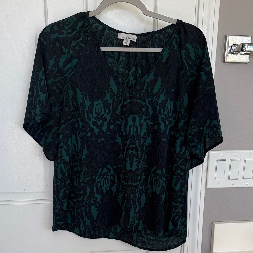 Allison Joy Navy Green Abstract Print Flowy Short Sleeve V-neck Blouse Top